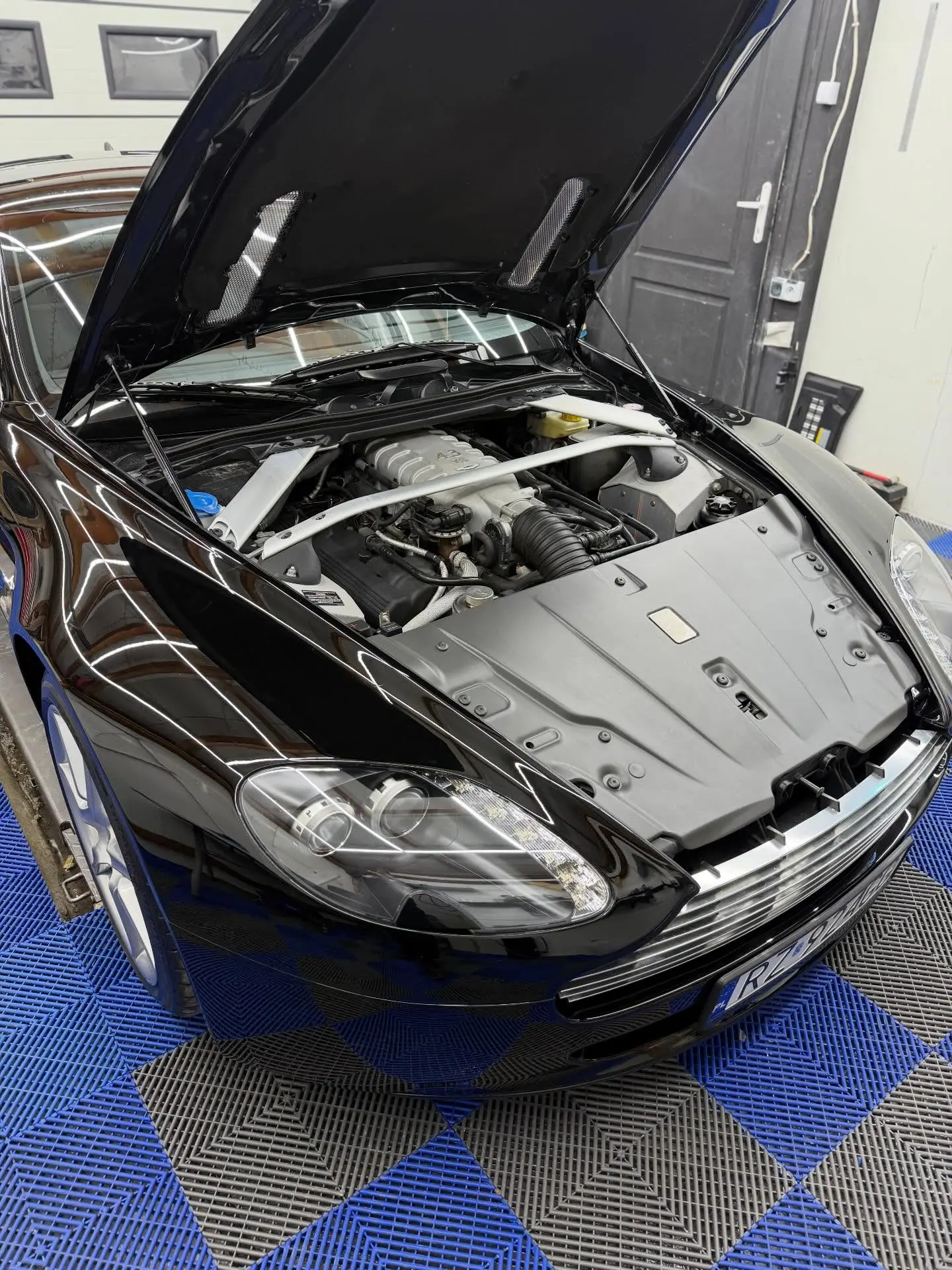 Aston Martin Vantage V8 - realizacja BlueShine 3